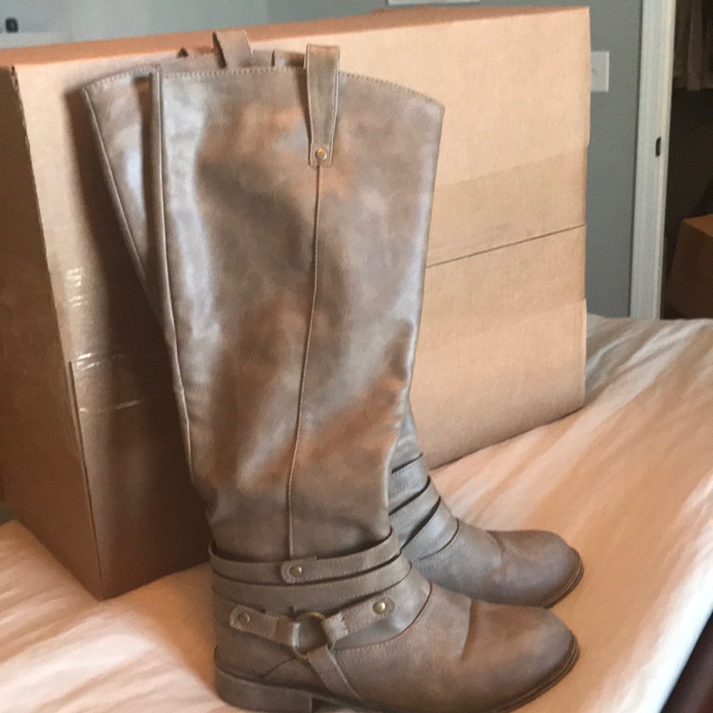 Tan riding boot